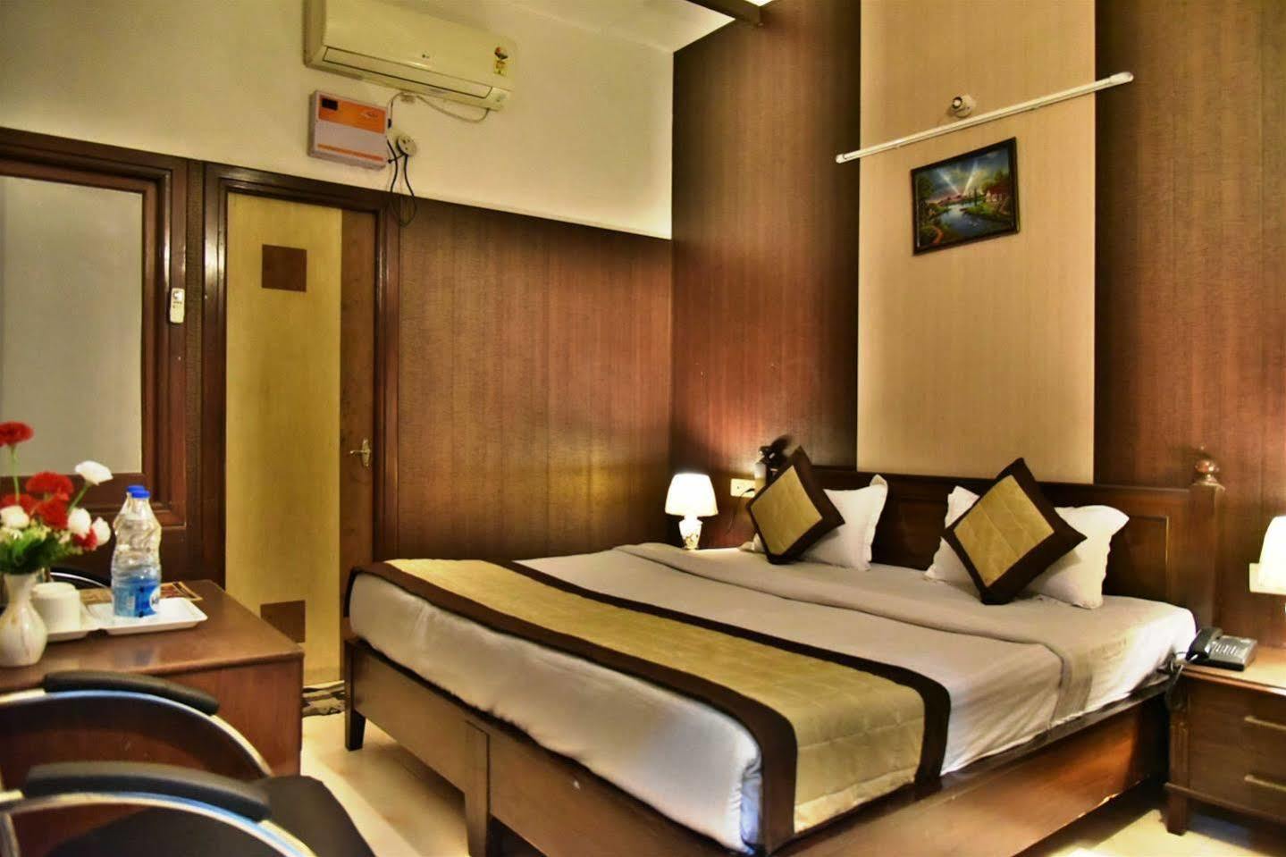 Hotel Hk Continental Αμριτσάρ Εξωτερικό φωτογραφία